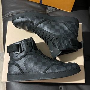 Men’s Louis Vuitton damier rivoli sneakers